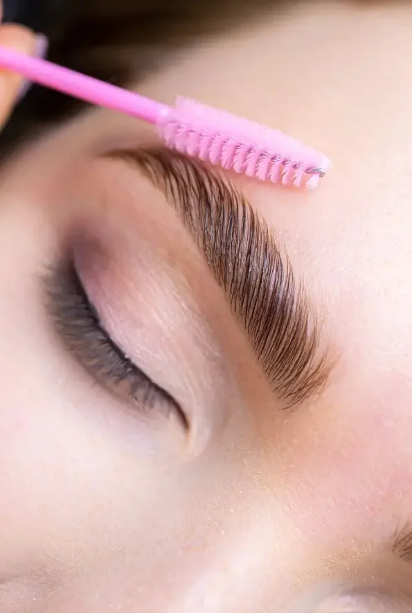 cepillado de cejas con henna/laminado