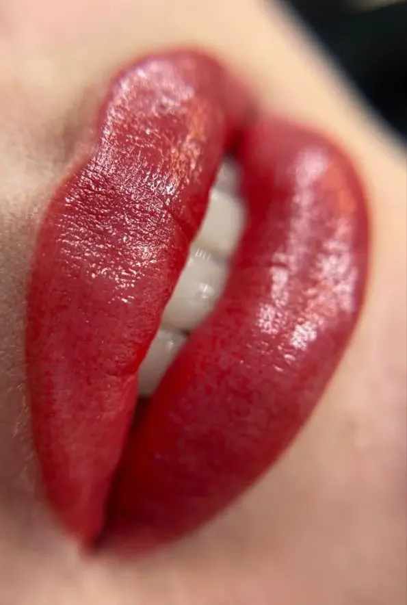 labios rojos micropigmentados